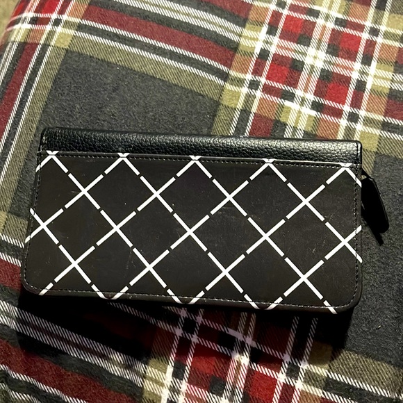 Barely used zip around checkbook cover in black/white with minor imperfections - Picture 1 of 6